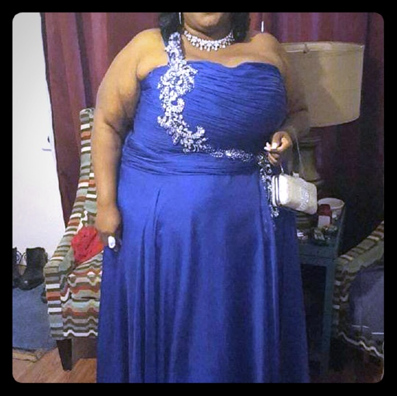 Formal dress - Picture 1 of 2